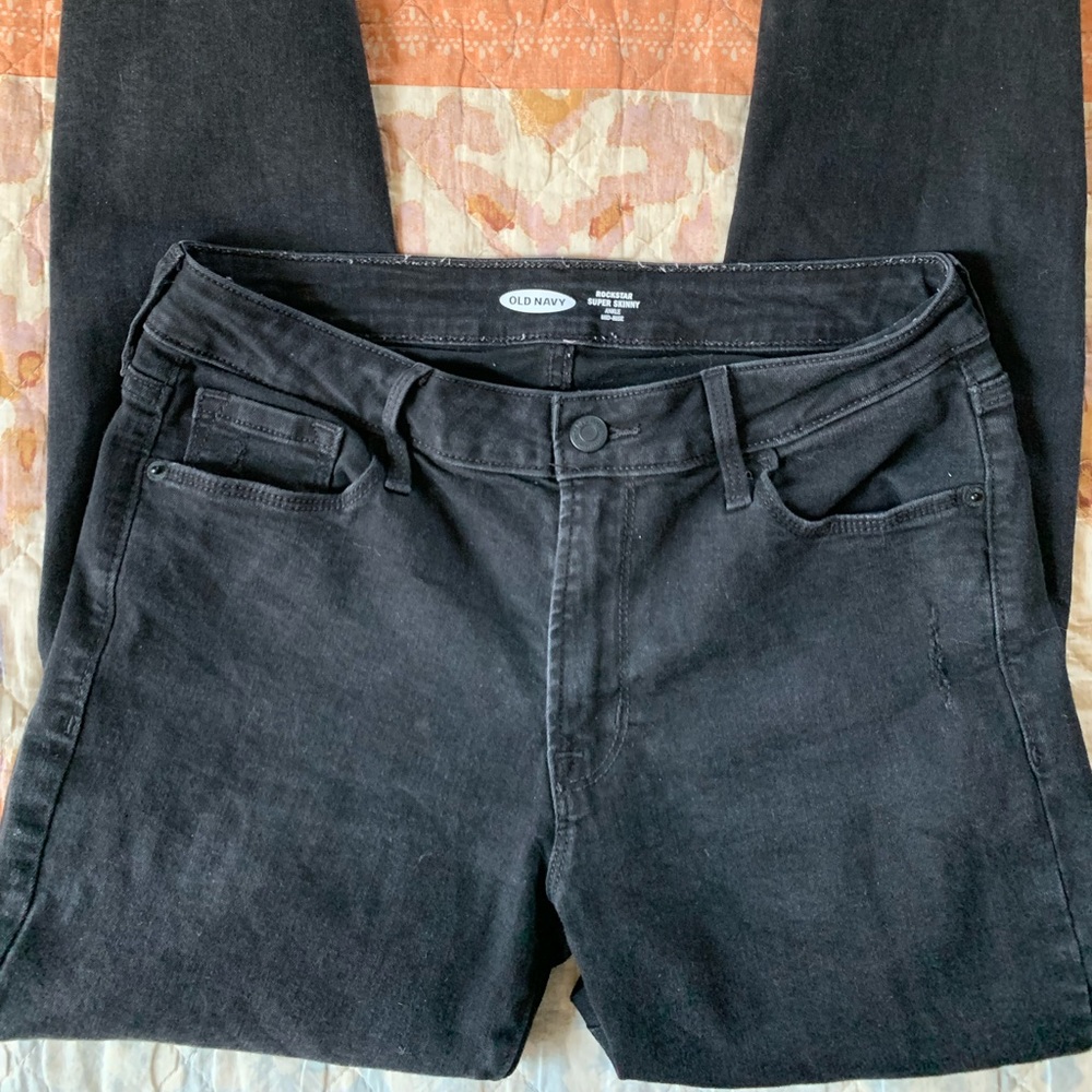 Old navy jeans rockstar super skinny. Ripped knees.